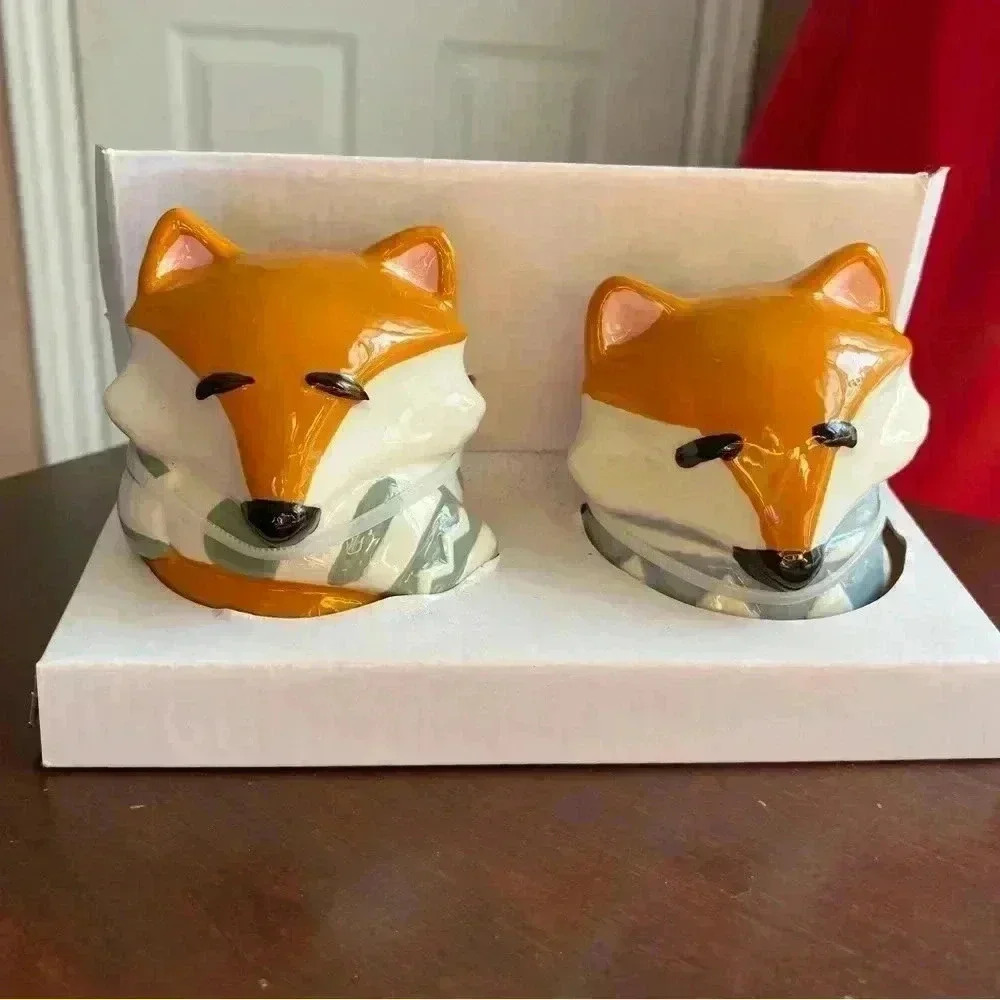 5/$25 Fox ceramic salt and pepper shakers  SET, home decor